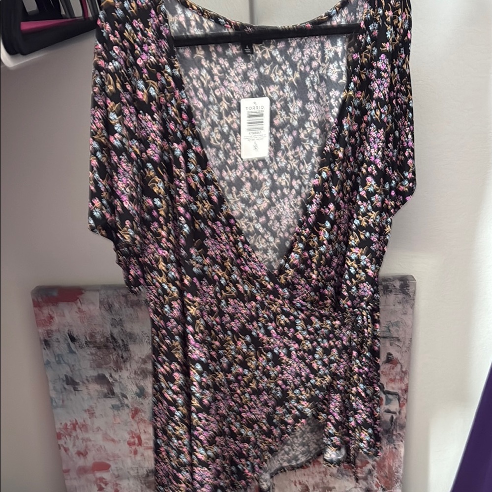 Torrid Black Floral V-Neck Top, NWT - Picture 4 of 4